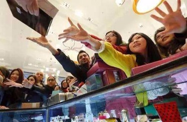 大鸡巴艹熟女中国人依然爱赴日旅游 消费已由爆买转向网购